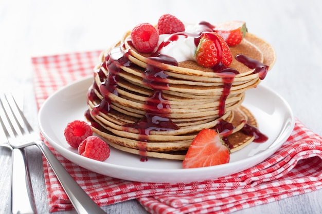 Pfannkuchen mit Beeren und Marmelade