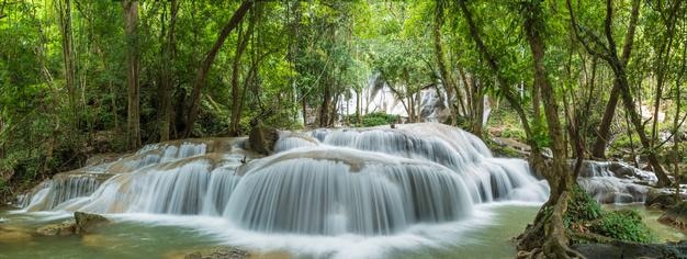 Pha Tad Wasserfall berühmtes Naturreiseziel im tiefen Wald in Kanchanaburi Thailand Panorama