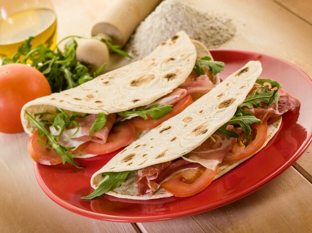 Foto piadina com presunto rúcula e tomate sanduíche italiano típico