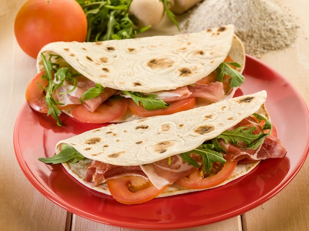 Foto piadina com presunto rúcula e tomate sanduíche italiano típico