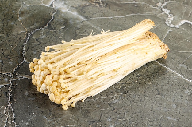 Foto pilha crua saborosa do cogumelo enoki para cozinhar