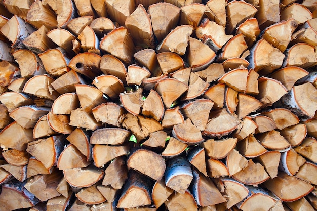 Pilha de lenha de bétula. Preparação de lenha para o forno. fundo de madeira. Preparação para o inverno