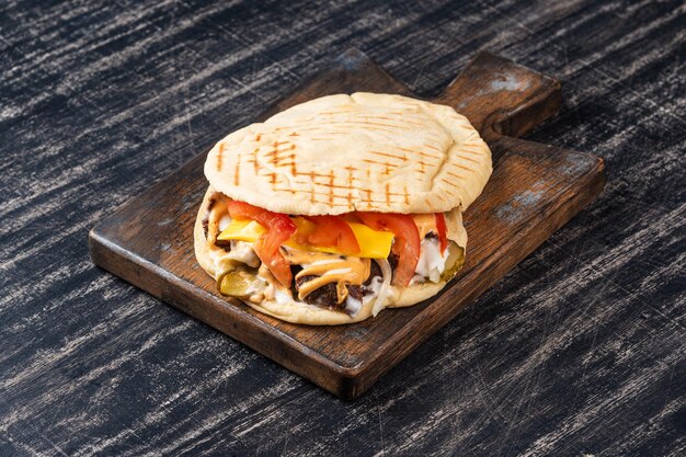 Foto pita com carne de vaca e vegetais frescos