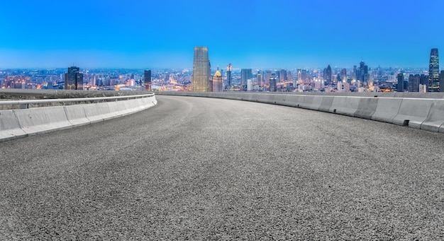 Plano de fundo do pavimento asfáltico e skyline da paisagem arquitetônica urbana