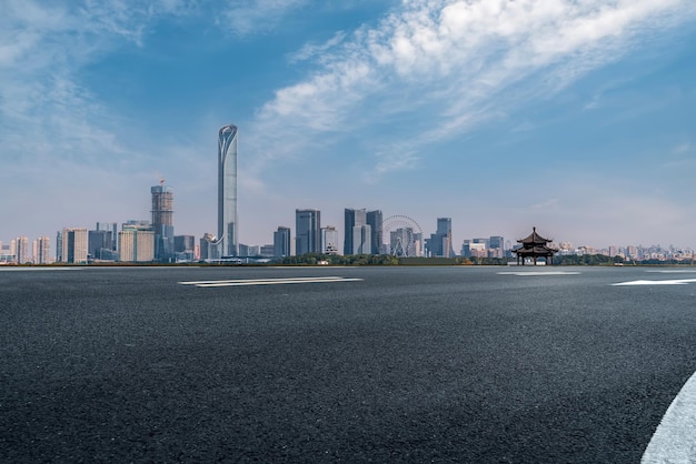 Plano de fundo do pavimento asfáltico e skyline da paisagem arquitetônica urbana