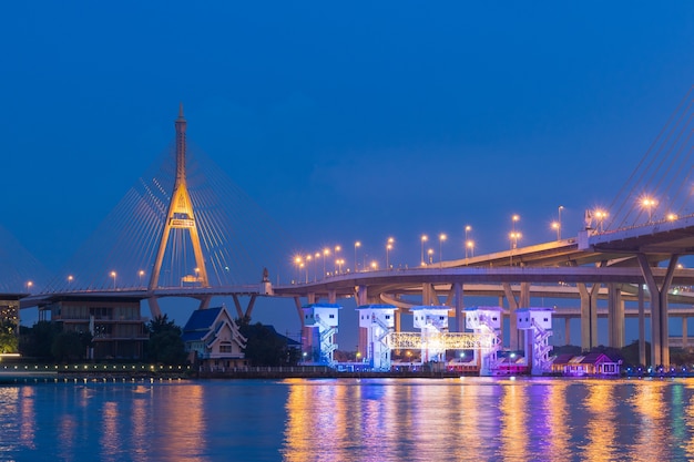 Ponte Bhumibol à noite