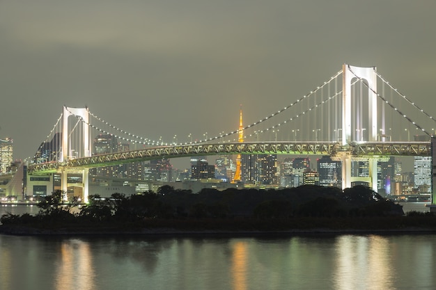 Ponte do arco-íris no crepúsculo na odaiba Japão