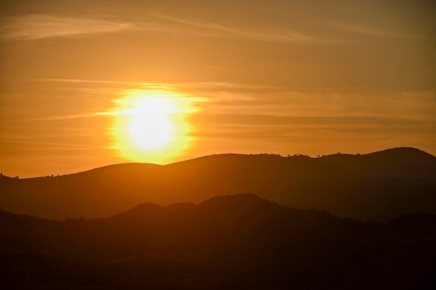 Pôr do sol alaranjado sobre as montanhas de granada