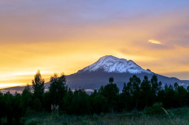 pôr do sol mágico ao lado do chimborazo nevado