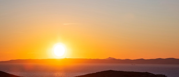 Foto pôr do sol sobre o fundo do céu de cor laranja claro attica, ilha de kea, grécia