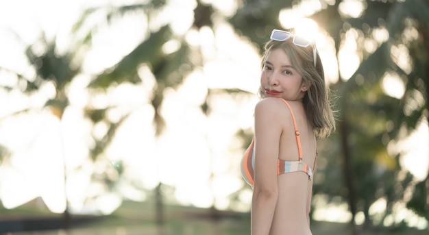 Foto porträt der frau, die bikini nahe dem strand trägt