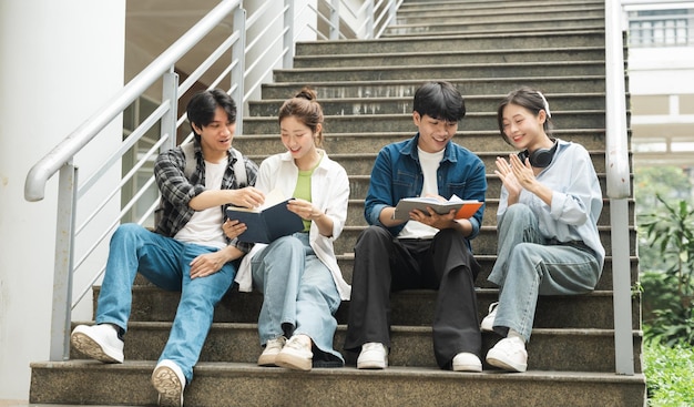 Foto porträtbild einer gruppe asiatischer studenten an der universität xa