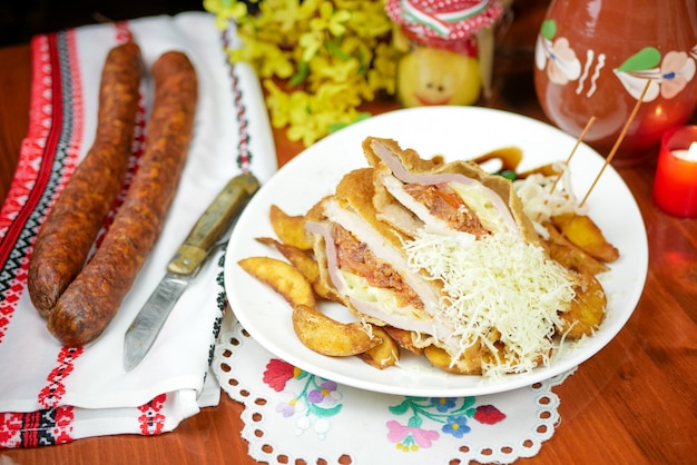 Prato de frango em uma mesa de restaurante