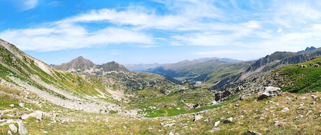 Preciosa panoramaa del valle de Montmalus in Andorra