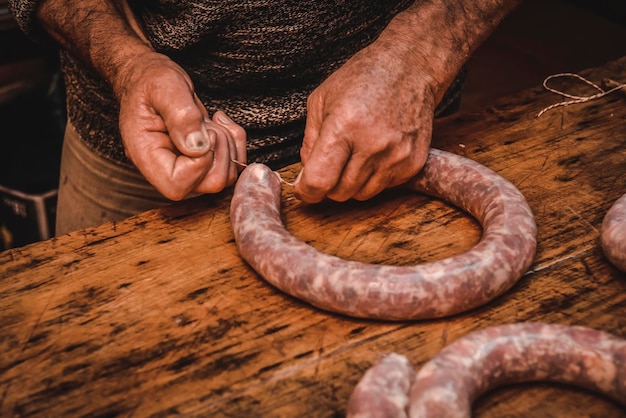 Preparo de linguiça artesanal tradição argentina Pampa Patagônia