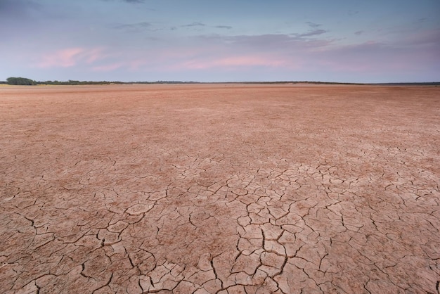 Foto processo de desertificação da terra rachada província de la pampa patagônia argentina