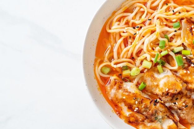 Ramen-Nudeln mit Gyoza oder Schweinefleischknödel