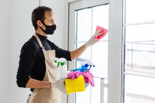 Reinigung und Desinfektion im Stadtkomplex inmitten der Coronavirus-Epidemie. Professionelle Teams für Desinfektionsbemühungen. Infektionsprävention und Kontrolle der Epidemie. Schutzhandschuhe und Maske