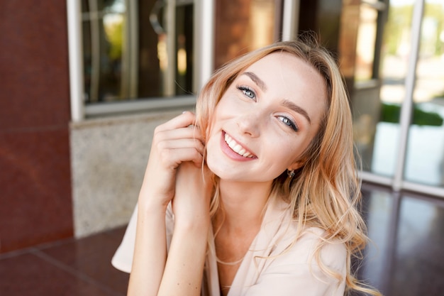 Retrato de menina verão. mulher sorrindo feliz num dia ensolarado fora da cidade. jovem mulher ao ar livre.