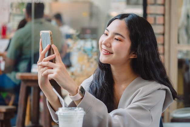 Retrato de mulher jovens mulheres tailandesas fazendo compras à noite