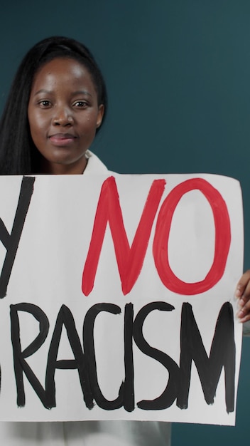 Foto retrato de mulher negra com bandeira