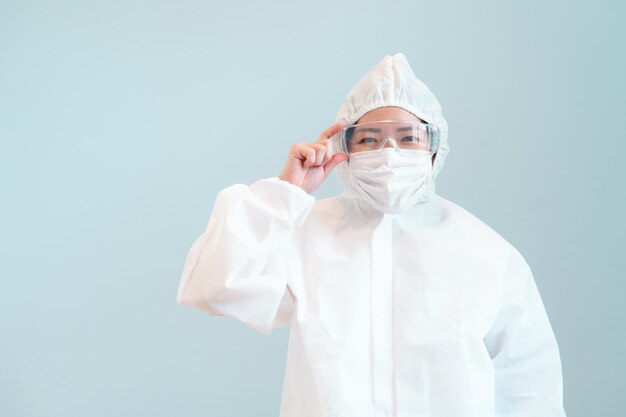 Foto retrato de um homem vestindo um chapéu contra um fundo branco