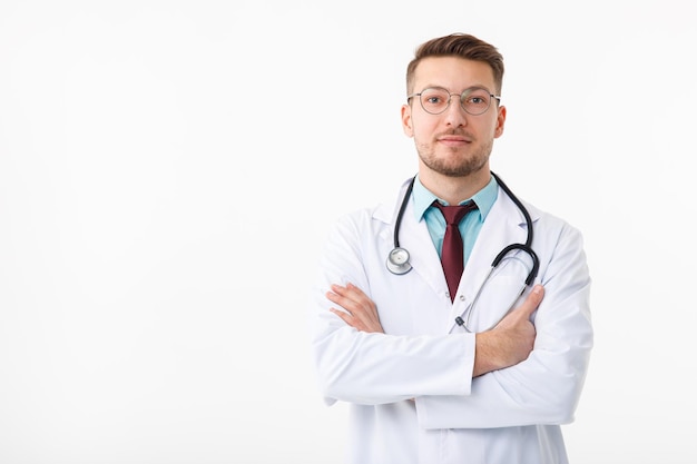 Retrato de um jovem médico confiante em fundo branco