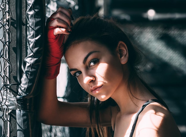 Foto retrato de uma bela boxeadora na janela do ginásio