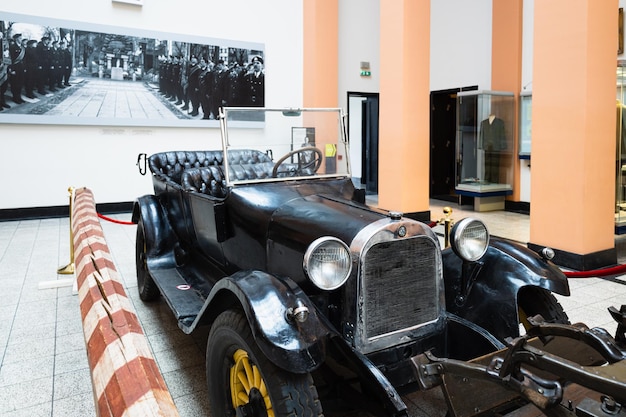 Retro Vintage carro no Vytautas, o Museu da Grande Guerra Kaunas, Lituânia, 9 de abril de 2022