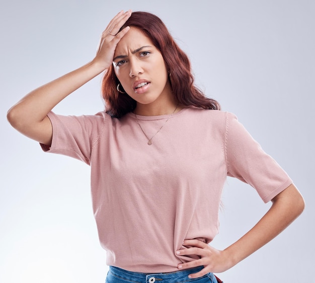 Reue Fehler und junge Frau im Studio mit Hand auf dem Kopf für Angst, Stress oder Panik Porträt einer frustrierten weiblichen Modellperson auf einem weißen Hintergrund mit Zweifel, Stress und Problem oder Scheitern