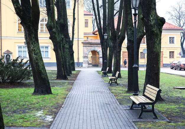 RIGA, LETTLAND - 5. DEZEMBER 2018: Rigaer Schloss mit einem Park am grauen Tag. Sightseeing touristisches Konzept.