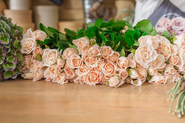 Rosas frescas para entrega de buquê. Estúdio de design floral, fazendo decorações e arranjos.