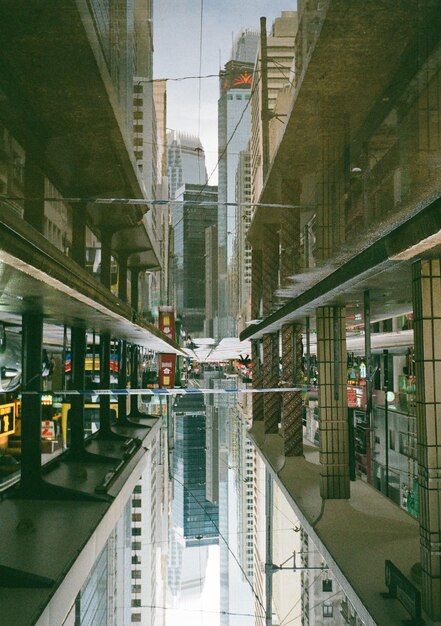 Foto rua em meio a edifícios na cidade