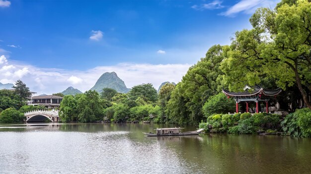 Ruhiger Blick auf den See mit chinesischem Pavillon und Brücke