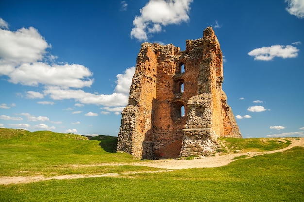 Ruinen einer alten mittelalterlichen verlassenen Ritterburg des Großherzogtums Litauen, dem größten Staat Europas, mit Schotterweg an sonnigen Sommertagen