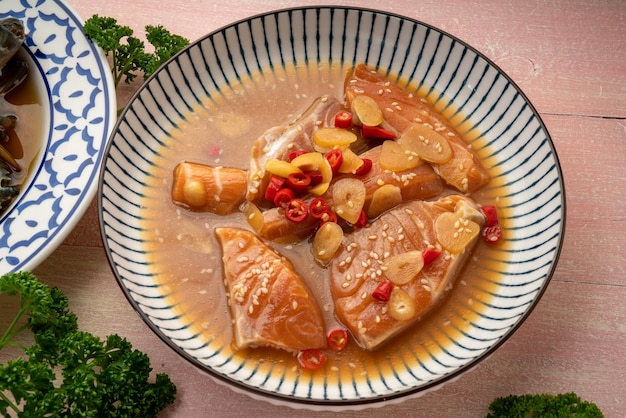 Salmão em conserva com molho de soja coreano Salmão em conserva cru fresco em molho de soja suave Comida coreana