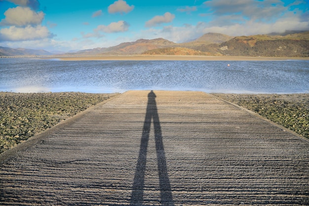 Schatten einer Person auf dem Meer gegen den Himmel