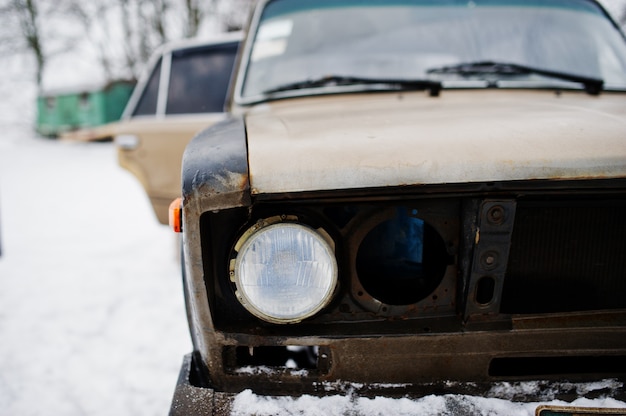 Scheinwerfer des alten sowjetischen Autos auf Schneewetter.