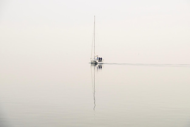 Schiff auf See gegen Himmel