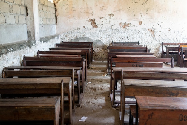 Schlechtes Schulklassenzimmer ohne Kinder drinnen