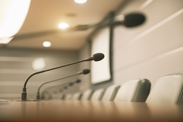 Foto schließen sie das konferenzmikrofon auf dem besprechungstisch.