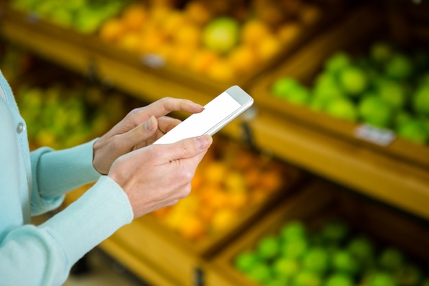 Schließen Sie herauf Ansicht einer Frau, die ihren Smartphone verwendet