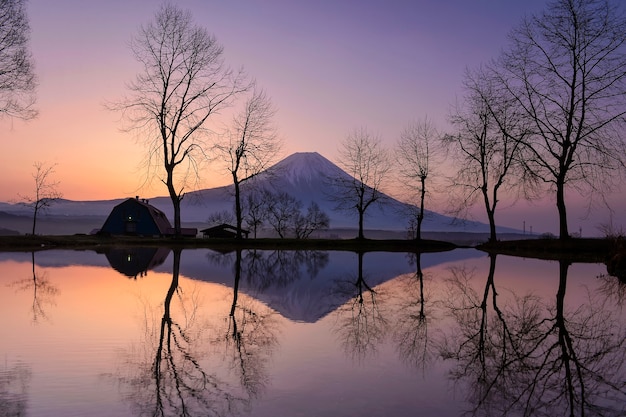 Foto schließen sie oben spitze des schönen fuji-berges mit schneedecke auf der oberseite mit könnte, schöne landschaftliche landschaft des berges fuji oder fujisan auf während des sonnenuntergangs, japan