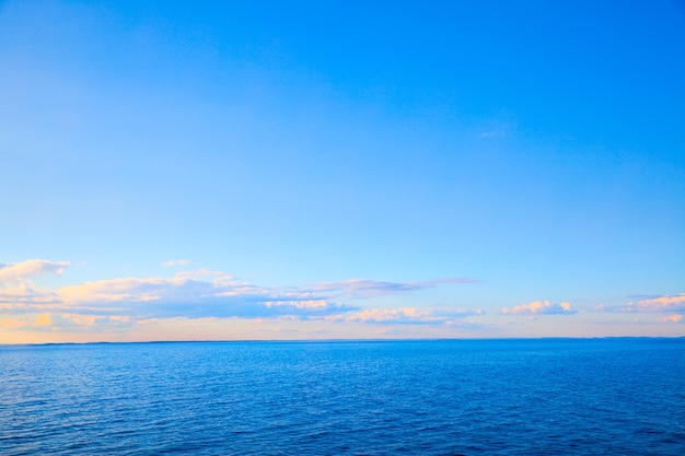 Schöne abendliche Seelandschaft - Meer, blauer Himmel und ein bisschen Wolken