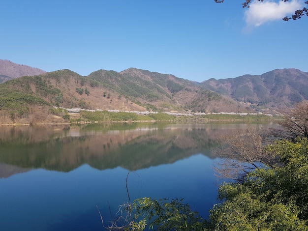 Foto schöne aussicht auf den see und die berge gegen den himmel