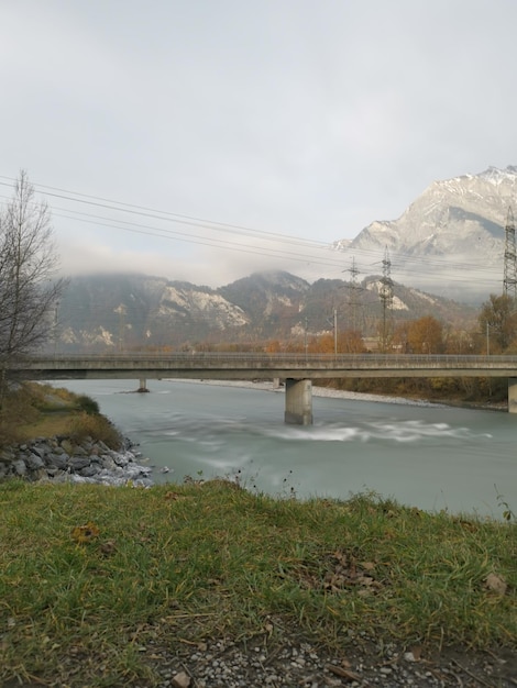 Foto schöne aussicht auf den see und die berge gegen den himmel