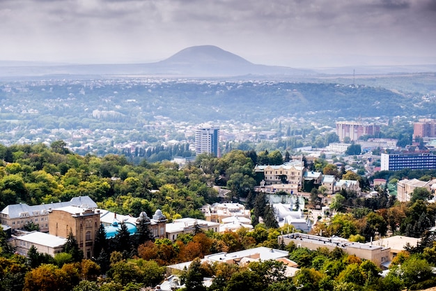 Schöne Herbstlandschaftsansicht der Stadt und der Berge.