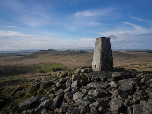 Foto schöne landschaftsansicht auf den gipfel des hügels, felsen gegen den himmel und moorland tors auf bodmin moor, cornwall, großbritannien