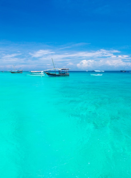 Schöner Himmel und blaues Meer