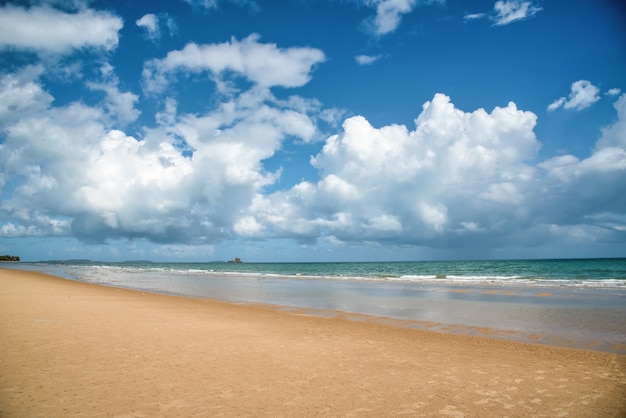 Schöner Strand und tropisches Meer in Thailand. Strandparadies im Sommer.